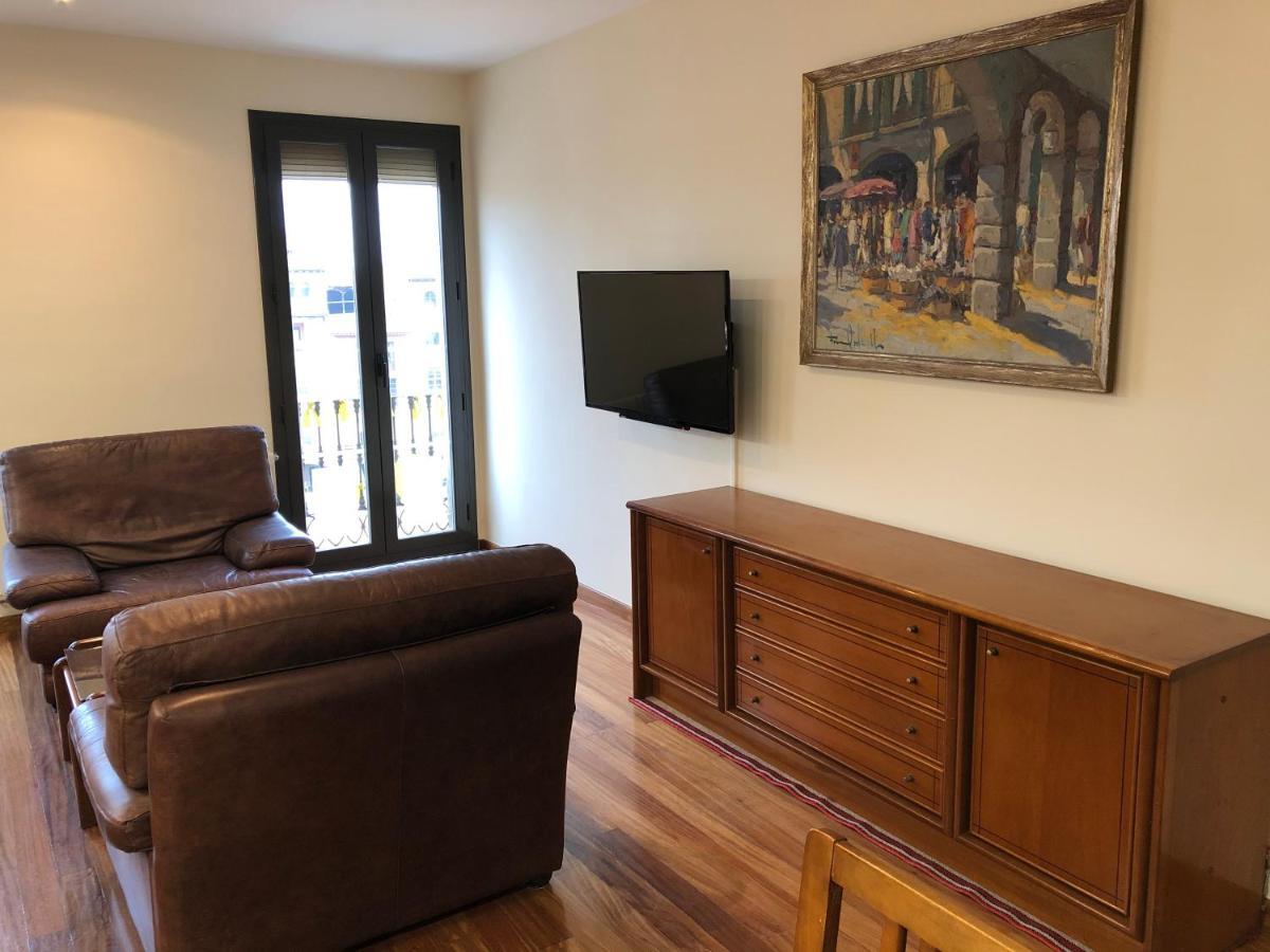 Apartaments Vicus 2 Con Vistas A La Plaza Mayor De Vic Luaran gambar