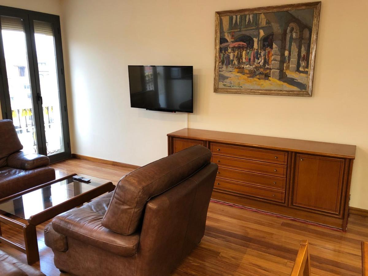 Apartaments Vicus 2 Con Vistas A La Plaza Mayor De Vic Luaran gambar